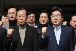 與 "尹대통령 즉각 석방하라" 檢에 '불법감금죄' 고발 압박