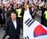 尹 선고 임박에 미중일러 대사관 “집회장소 주의하라”