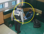 "아이 발 닦아주는 경찰, 울컥했네요"...속옷차림 길잃은 아이, 엄마 품으로 [따뜻했슈]