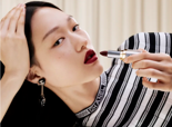 "불황에 가방 대신 샤넬립스틱"...불티나더니, 가격 또 올린다[명품價 이야기]