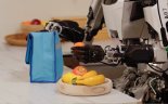 AI 만나 빠르게 진화하는 로봇... 내가 시키는대로 책상정리한다[AI 인재 모시기 경쟁]