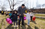 "아이도 보리도 쑥쑥” 마포구 월드컵천 청보리 밟기 ‘웃음 가득’