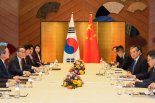 왕이 외교부장 "디커플링 반대하며 글로벌 공급망 안정 유지" 강조