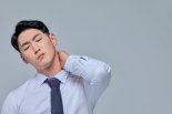 지끈지끈 두통, 원인은 뒷목?…일상생활 속 스트레칭 챙겨야 [Weekend 헬스]
