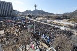 '단단한' 탄핵반대 4.01만 vs. '줄어든' 탄핵찬성 1.96만