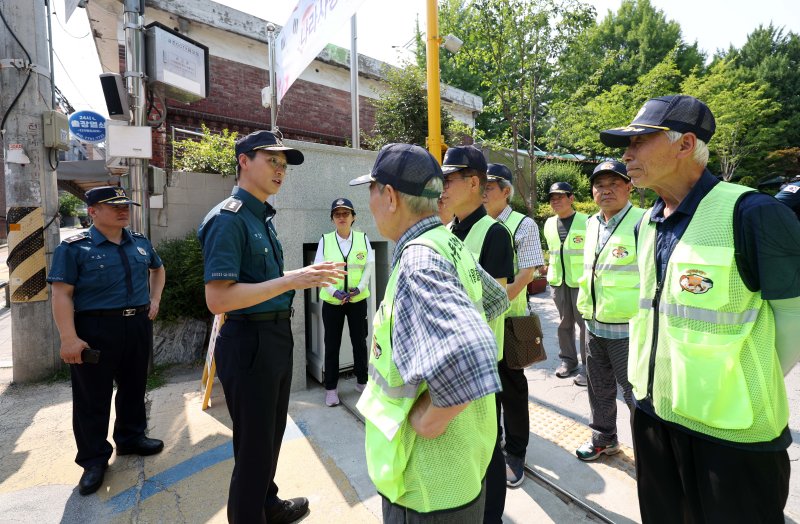 [서울&#x3D;뉴시스] 김선웅 기자 &#x3D; 종암경찰서 김광은 여성청소년과장이 19일 서울 성북구 장위초등학교 앞에서 늘봄학교 통학로 순찰 및 안전점검 시작 전 아동안전지킴이들에게 관련 내용을 설명하고 있다. 2024.06.19. mangusta@newsis.com &#x2F;사진&#x3D;뉴시스