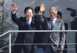‘대선 후보’ 이재명에 축하 보낸 문재인 “이제 민주당은 원팀”