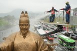 세종대왕·이순신 장군 동상 묵은 때 벗는다...봄맞이 세척 착수
