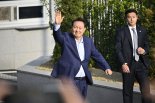 [속보]尹 전 대통령, 서초동 사저 도착..지지자들과 인사