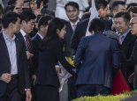 '자유 위한 노력' 다짐한 尹, 청년들과 포옹하며 관저 떠나