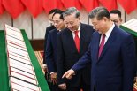 45개 보따리 풀고 남중국해 문제 해결 의지...反트럼프 전선 구축 나선 中시진핑, 베트남 구애 '총력'