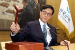 고환율·가계부채에 금리 인하 멈춘 한국은행...“5월 금리 인하 가능성 커졌다”[상보]