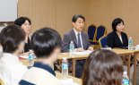 이주호, 수업거부 강경파 의대생과 대화 시도