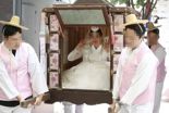 딸 결혼식에 직원들 ‘가마꾼’ 시킨 코레일 간부…논란 커지자 "자발적 참여"