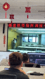 회의실서 격정 키스 나눈 사내커플...대형 스크린에 생중계 '대참사' [영상]