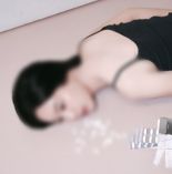 흩어진 알약, 축 늘어진 여성…불쾌감만 남은 비타민 광고