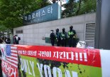 '金여사 선물용' 목걸이 행방 쫓는 검찰… 尹사저 압수수색