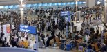 해외 나가 '돈 쓰고', 허리 졸라매는 소비..내수는 무너진다 [강남시선]