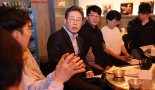 이재명, 자영업자 의식해 최저임금 함구..무리한 인상보다 범위 확대