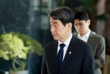 '대대대행' 체제 이주호 첫 출근  "국회와 충분히 소통…안정적 국정운영 최선"