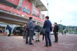 강원FC 춘천 홈경기서 '출입금지' 당한 육동한 춘천시장