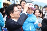 金, 경기 등 수도권 바닥 표심 훑는다..강성 보수 이미지 벗고 경기지사 성과 강조