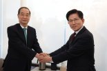 "후보 박탈하려 해" vs "단일화 절차일 뿐"…김문수·국힘 '단일화' 두고 법적 공방