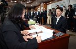 이준석, 대선 후보 등록 마쳐…"韓 도약 기회 만드는 것이 역할"