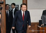 '내란 혐의' 尹 첫 포토라인...말 없이 법정으로
