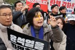 '헌재 앞 국회의원 향해 계란 투척'…피의자 2명 검찰 송치