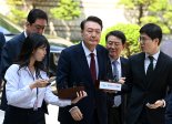 '공개 출석' 尹… 법정 포토라인 말 없이 통과