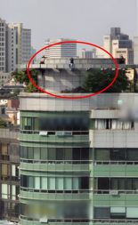 [영상] 강남역 건물 옥상서 투신 소동…경찰과 대치