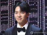 가수 이승기 장인 포함 '상장사 3곳 주가조작' 일당 구속