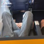 항공기 바닥에 누워 의자 밑 얼굴 넣고 '쿨쿨'..민폐男 영상 '경악''