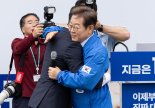 익산서 포옹한 이재명과 김상욱…李 "민주당 오라"