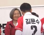 "어떡하냐 문수야" 이수정, 김문수 만나 악수