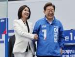 이재명 “투표 안하면 기득권 편”..허은아 손잡고 외연확장 박차