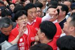 "계엄 통렬하게 반성"..한동훈, 빨간 야구복 입고 김문수 유세현장 첫 등판