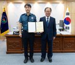 김석준 부산교육감, 우암초 통학로 안전 지킨 경찰관에 감사장