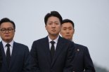 "노무현 닮은 정치하고 싶다" 이준석, 盧묘역 참배