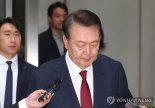 尹 3차 '내란 재판' 공개 출석...'부정선거 영화 왜 봤느냐' 묵묵부답