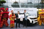 현대차, 김상식 베트남 축구 감독에 싼타페 SUV 증정