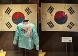 "태극기 앞에 왜 '중국풍' 옷"…호주 전쟁기념관, 교민 항의에 결국 철거