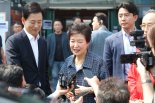 “은퇴하면 말 없는 법인데…” 박근혜 최측근 유영하, 홍준표 저격