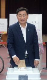 김관영 전북도지사 사전투표 "더 나은 미래 만들자"
