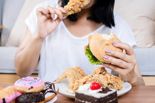 "이런 몸 처음 본다"..10년 야근하며 야식 먹은 여성, 몸속에 담석 95개 발견 [헬스톡]