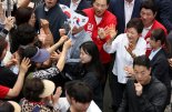 대구 서문시장 찾은 박근혜 "진작 뵀어야 했는데.." 金 지지 행보