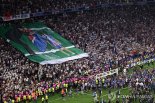 전세계 축구팬 울린 UCL 감동 우승 세레머니... PSG 엔리케 감독 "하늘에 있는 딸과 함께"