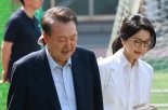 尹, 대선 이후 첫 '내란 재판' 출석…묵묵부답