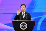 이재명 대통령, 취임 직후 국회 청소·방호 직원들과 첫 인사